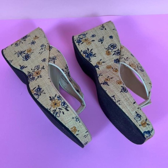 ❌SOLD-DEPOP❌ Lolita Floral Platform Thong Sandals - Picture 3 of 8